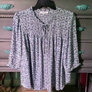Gorgeous light weight 3/4 sleeve top! Like new! Only worn a couple of times!